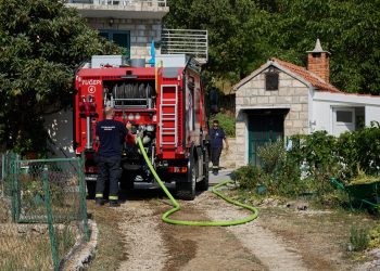Kod Trogira izgorio automobil – DALMACIJA DANAS