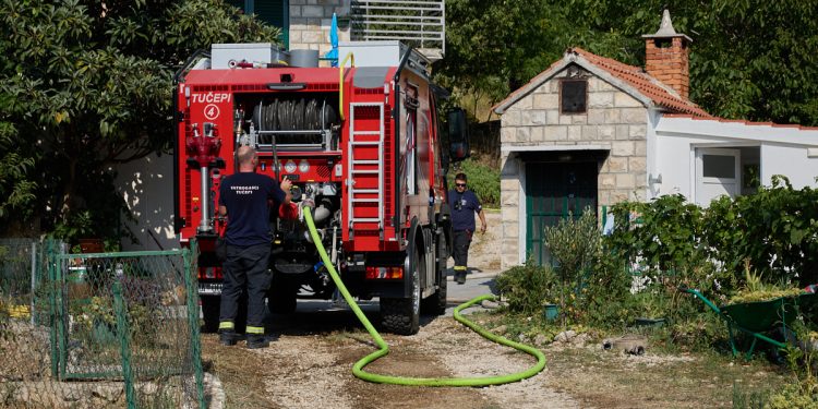 Kod Trogira izgorio automobil – DALMACIJA DANAS