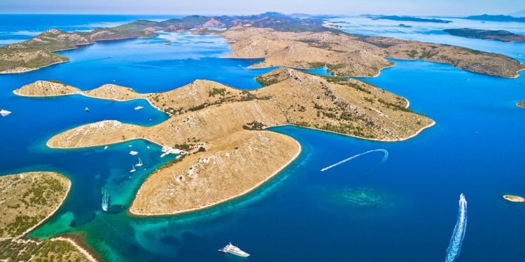 BRODARI PROTIV UGOSTITELJA Totalni kaos na kornatskim vezovima – dolazi do sukoba, incidenata i policijskih intervencija!