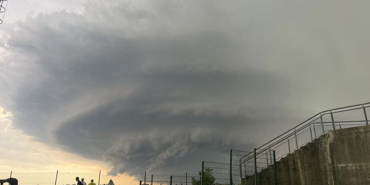 OLUJA POGODILA MEĐIMURJE Pada jaka kiša, snimljena i pijavica | NACIONAL.HR