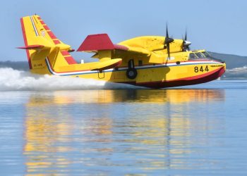 Ljudi, uozbiljite se i mičite brodove i dronove, da kanaderi mogu raditi!