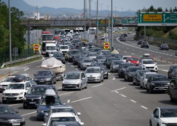 SMJENA TURISTA Velike gužve na autocestama i graničnim prijelazima | NACIONAL.HR