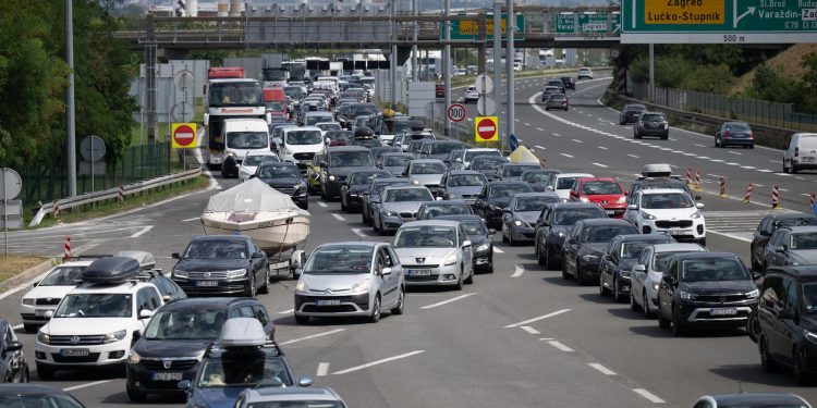 SMJENA TURISTA Velike gužve na autocestama i graničnim prijelazima | NACIONAL.HR