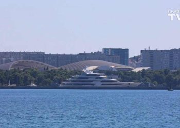 Luksuzna “ruska jahta” Royal Romance na prisilnom vezu u ratnoj luci Lora