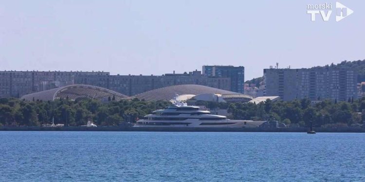 Luksuzna “ruska jahta” Royal Romance na prisilnom vezu u ratnoj luci Lora