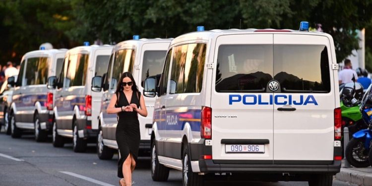 MASOVNA TUČNJAVA NA GRIPAMA Uhićeno 15 navijača s osječkog i 6 sa splitskog područja, jedna osoba završila u bolnici