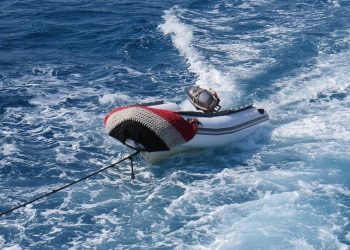 MORALI GA SPAŠAVATI Krenuo malim gumenjakom na električni pogon pod Velebitom i otpuhala ga bura!