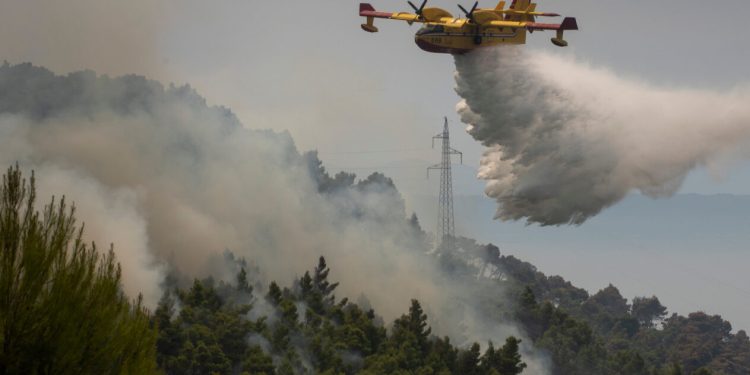 MORH objavio snimku gašenja požara iz kanadera: ‘Hrabrost i neumoran rad’