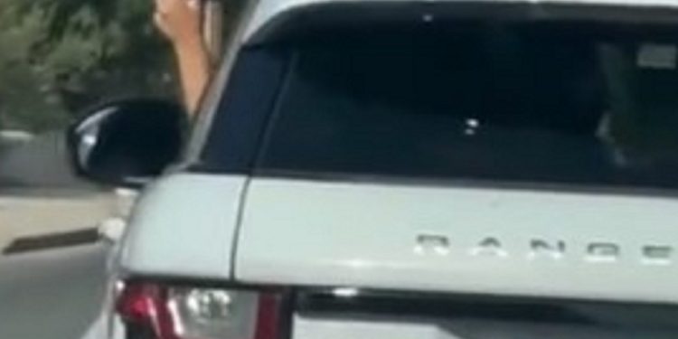 Mahao s tri prsta iz auta usred Kaštela, pljušte reakcije: ‘Ja sam Srbin, a ovo je seljačina’