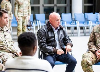 Mark Kelly objavljuje zagonetnu poruku usred nagađanja o veepstakes Kamali Harris