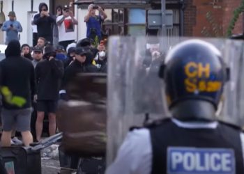 Masovni neredi diljem Velike Britanije: Prosvjednici ispred džamije na policiju bacali cigle