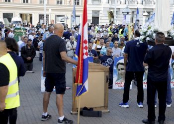 Molitelje u Zagrebu dočekala ‘Tiha misa’: Stigli i prosvjednici s bubnjevima