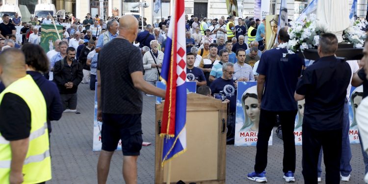 Molitelje u Zagrebu dočekala ‘Tiha misa’: Stigli i prosvjednici s bubnjevima