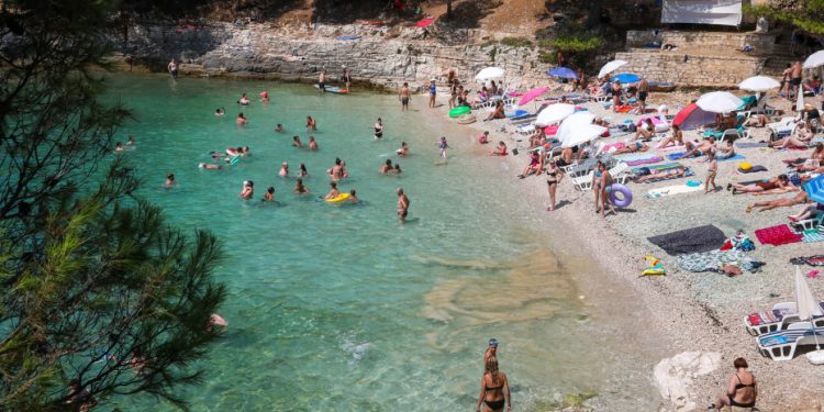 More kod Rovinja doslovno pozelenilo: Mnogi su zabrinuti, evo o čemu je riječ