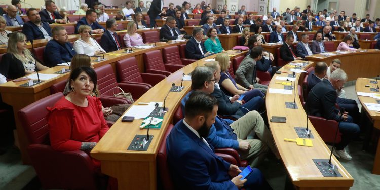 Mračna budućnost nekada popularne stranke: Pred bankrotom su i mogli bi postati sekta