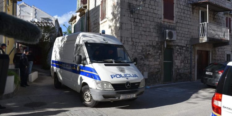 Muškarac na Čiovu napao dvije žene, jednu teško ozlijedio