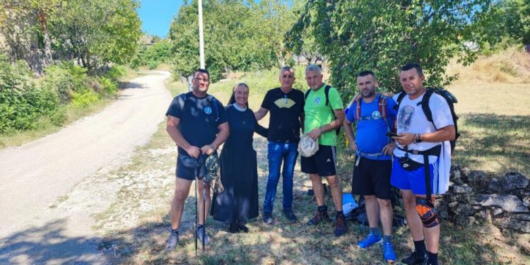 NEKI SU PJEŠAČILI I BOSONOGI Gradonačelnik Bulj dočekao hodočasnike i dijelio im vodu