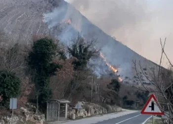NEMOGUĆE GAŠENJE S TLA Vatrogasci se bore s vatrom na nepristupačnom terenu kod Bileće