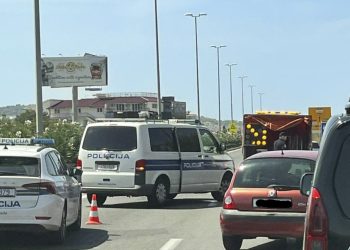 NESREĆA U SMJERU TROGIRA Lančani sudar, jedna osoba prebačena u bolnicu: “Automobil je završio u ogradi, kolona je duga tri kilometra”