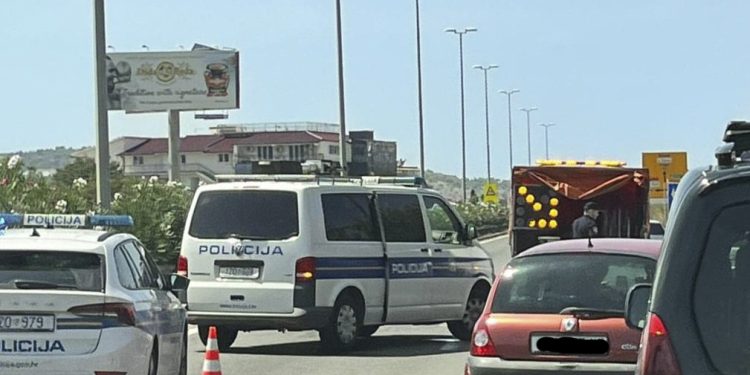 NESREĆA U SMJERU TROGIRA Lančani sudar, jedna osoba prebačena u bolnicu: “Automobil je završio u ogradi, kolona je duga tri kilometra”