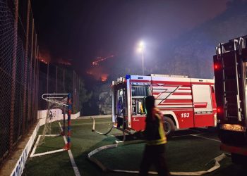 NOĆNA BORBA S VATRENOM STIHIJOM Vatrogasci kreću u obranu kuća