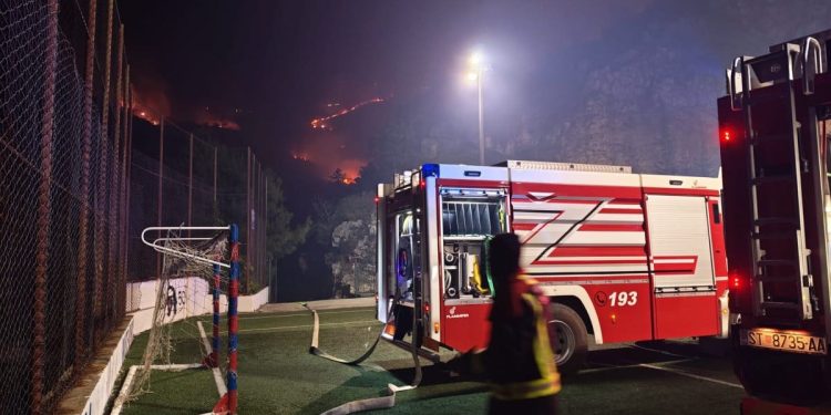 NOĆNA BORBA S VATRENOM STIHIJOM Vatrogasci kreću u obranu kuća