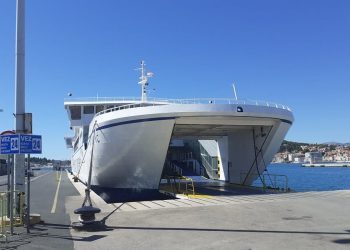 NOVI PROBLEMI S TRAJEKTOM? Putnici ‘zapeli’ u Splitu, preusmjeravaju ih u manje plovilo…