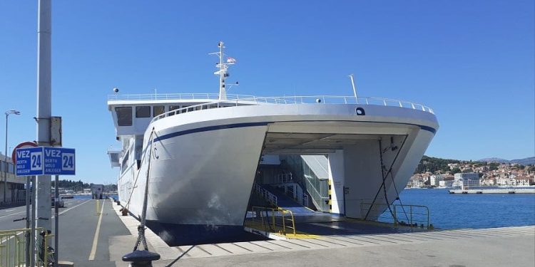 NOVI PROBLEMI S TRAJEKTOM? Putnici ‘zapeli’ u Splitu, preusmjeravaju ih u manje plovilo…