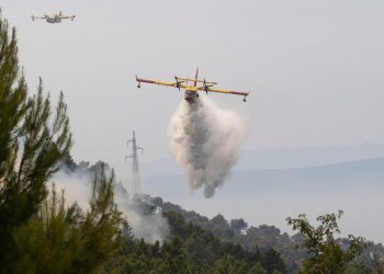 Na Pagu izbio požar: Kanaderi u zraku, vatrogasci spremni na zaustavljanje buktinje