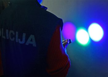 Našmrkani Slovenac u Vodicama izišao iz automobila, počeo vrijeđati policajce i pobjegao