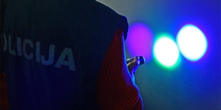 Našmrkani Slovenac u Vodicama izišao iz automobila, počeo vrijeđati policajce i pobjegao