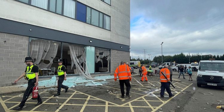 Nemiri u UK-u guraju zemlju u najgore nemire u posljednjih nekoliko godina, premijer obećava da će primijeniti ‘punu snagu zakona’