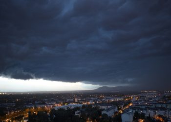 Nevrijeme stiglo do Zagreba, oblaci izgledaju strašno: ‘Lupa sa svih strana, potrgalo je zavjese, palo stablo’