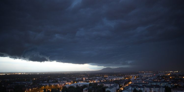 Nevrijeme stiglo do Zagreba, oblaci izgledaju strašno: ‘Lupa sa svih strana, potrgalo je zavjese, palo stablo’