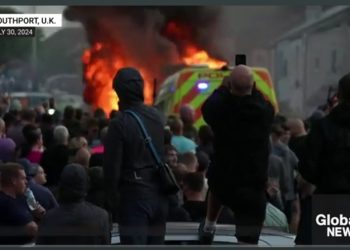 Nova glavobolja za laburiste: Antimigrantski protesti zapalili Britaniju, više od 100 uhićenih