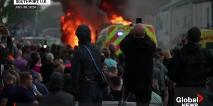 Nova glavobolja za laburiste: Antimigrantski protesti zapalili Britaniju, više od 100 uhićenih