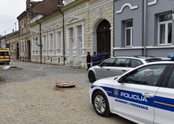 Novi detalji užasa u Slavonskom Brodu: ‘Vrata otvorena, dečko leži u krvi sav’