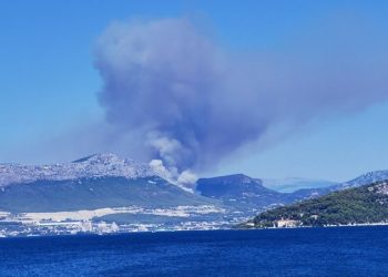 Novi požar u Dalmaciji: Vatrogasci su na terenu, požar se razbuktava silovito