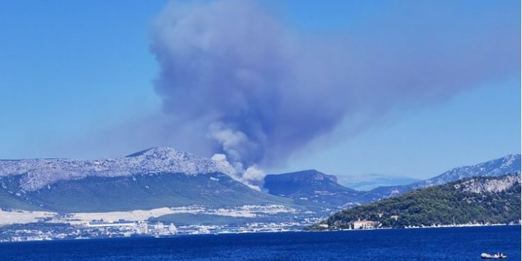 Novi požar u Dalmaciji: Vatrogasci su na terenu, požar se razbuktava silovito
