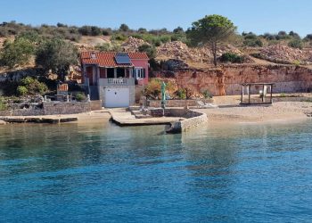 OKUPACIJA POMORSKOG DOBRA NA LAVDARI?!? Netko komotno nasipa obalu i gradi mol!