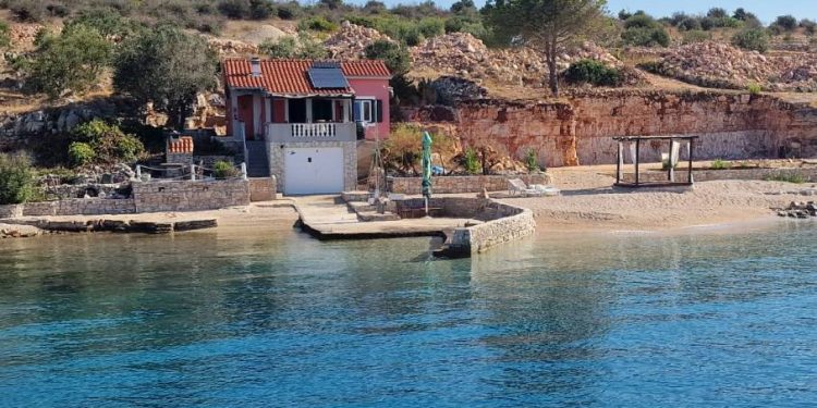 OKUPACIJA POMORSKOG DOBRA NA LAVDARI?!? Netko komotno nasipa obalu i gradi mol!