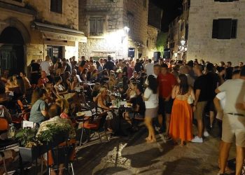 OMIŠ NOVA PARTY DESTINACIJA? Nakon koncerta Psihomodo Popa, decibeli treštali s vanjskih zvučnika na Trgu Svetog Mihovila