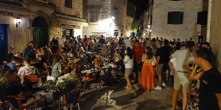 OMIŠ NOVA PARTY DESTINACIJA? Nakon koncerta Psihomodo Popa, decibeli treštali s vanjskih zvučnika na Trgu Svetog Mihovila