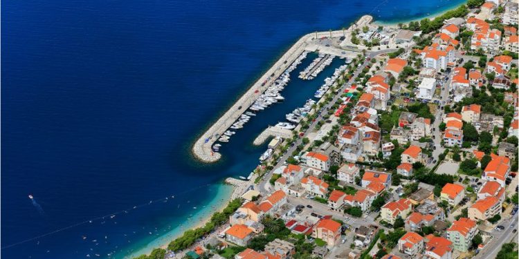 Ogorčeni gost doživio neugodno iskustvo u Dalmaciji: “Iznajmljivač ležaljki me je pitao kako je plaža za mene javno dobro kad sam ja iz BiH”