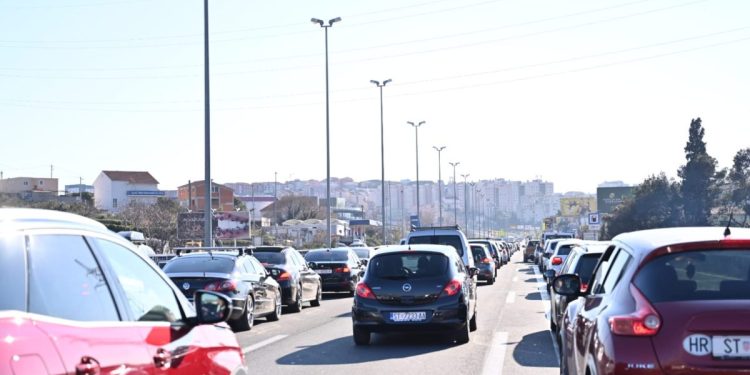 Ogromna gužva put Splita: Planulo između dvije kolničke trake, a i navijači idu put Poljuda