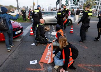 Oni ne staju: Aktivisti se zalijepili za krila aviona, okomili su se i na pistu