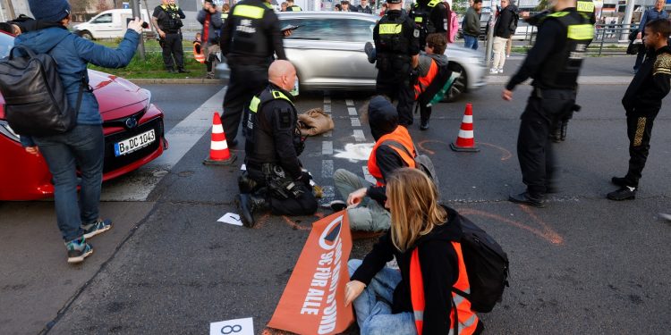 Oni ne staju: Aktivisti se zalijepili za krila aviona, okomili su se i na pistu