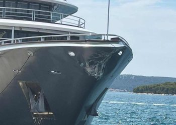Ovo je jahta, koja se sinoć zabila u krmu trajekta Laslovo kod Biograda