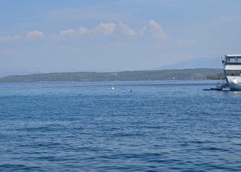 PA TI PROBAJ PROĆI… Brod zauzeo čitavu bračku uvalu: "Bacio sidro na sredini i zatvorio ulaz u valu sa 60 metara konopa!"