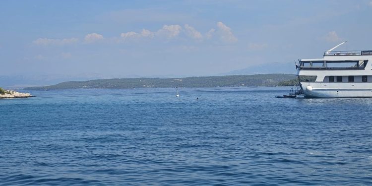 PA TI PROBAJ PROĆI… Brod zauzeo čitavu bračku uvalu: "Bacio sidro na sredini i zatvorio ulaz u valu sa 60 metara konopa!"